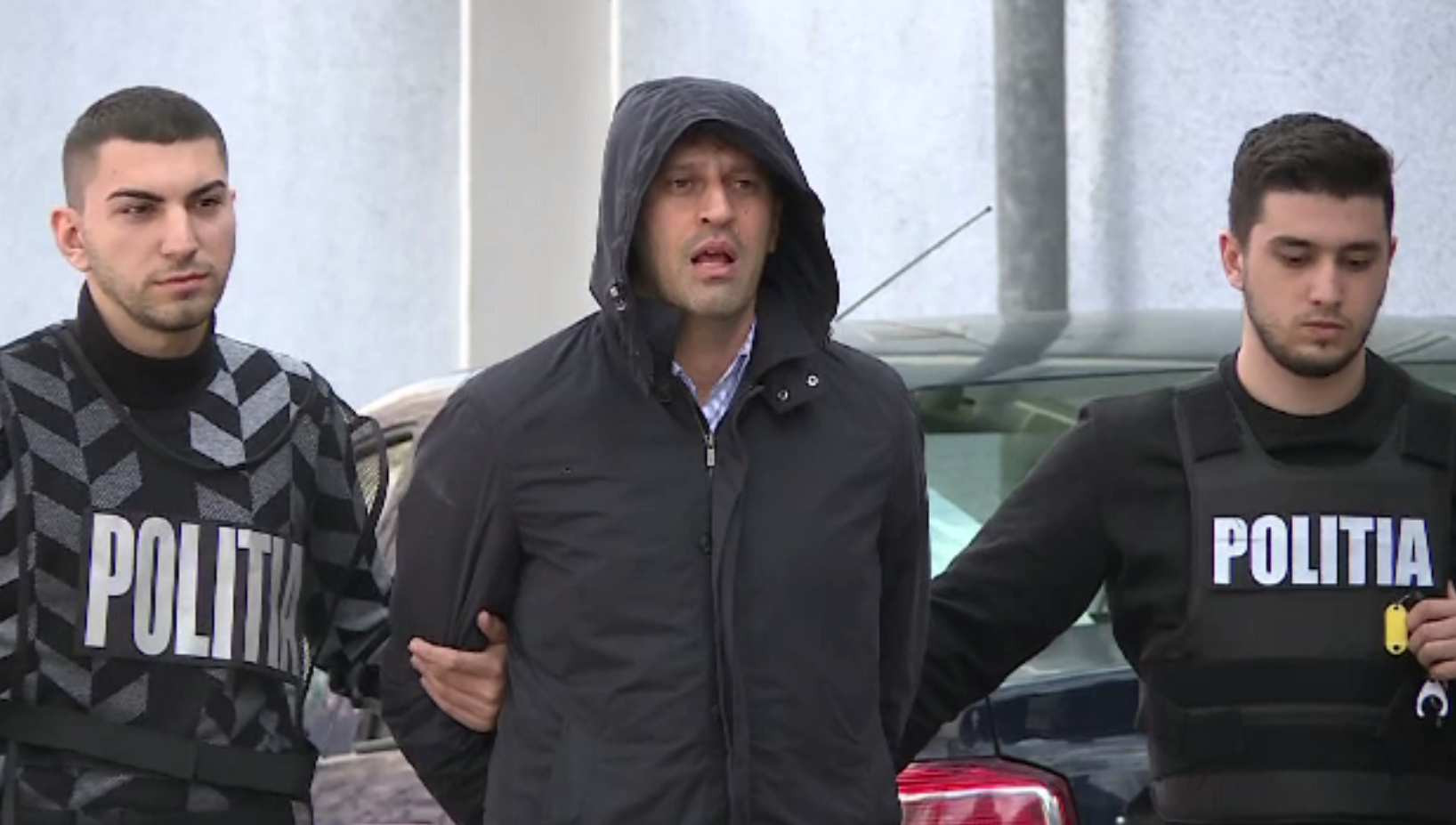 Filmul acțiunii Poliției la Chiajna, cu individul care și-a sechestrat fosta iubită. Noaptea a recitat „Luceafărul” pe balcon