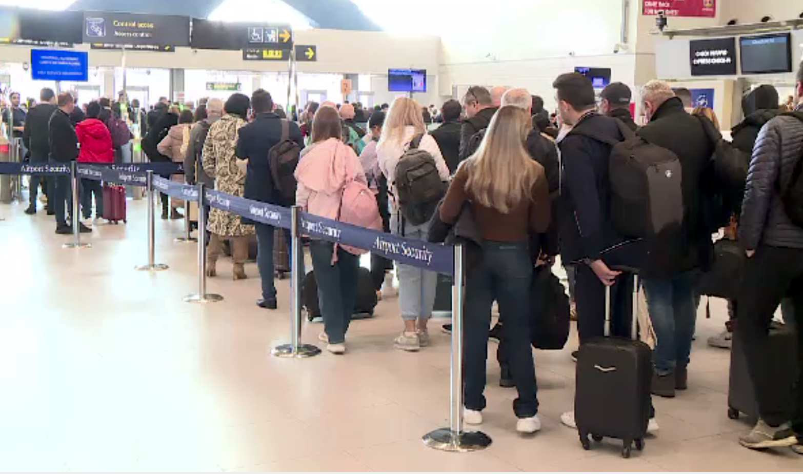 Aeroportul Henri Coandă cumpără banchete pentru călători. Care e suma oferită și cât de vechi sunt cele existente