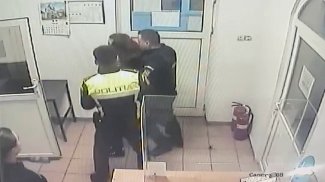 O tânără a lovit doi polițiști chemați să o liniștească. Are deja o condamnare pentru ultraj