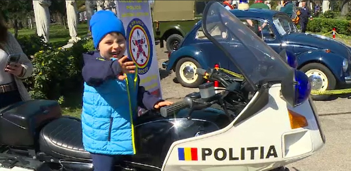 Ziua Poliției Române, prilej de distracție pentru copii. Cum i-au răsfățat agenții pe cei mici