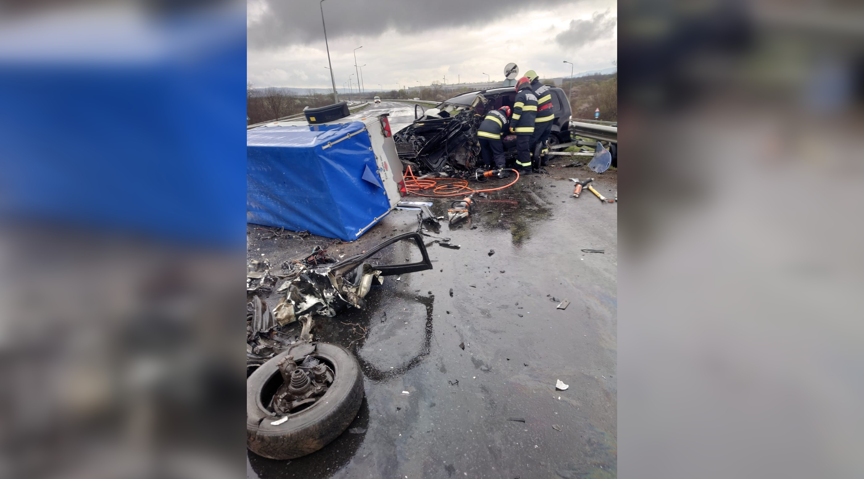 Tragedie în Caraș-Severin. Un om a murit și alți șase au fost răniți într-un grav accident cu trei autoturisme implicate