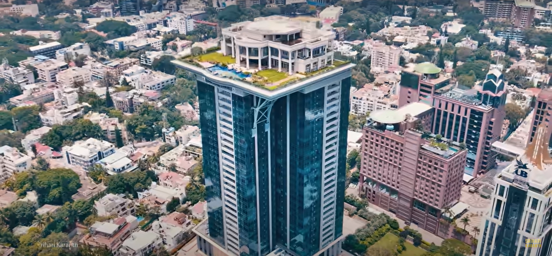 Un conac de 20 de milioane de dolari a fost construit pe un zgârie-nori de 400 de metri. Cine e propietarul