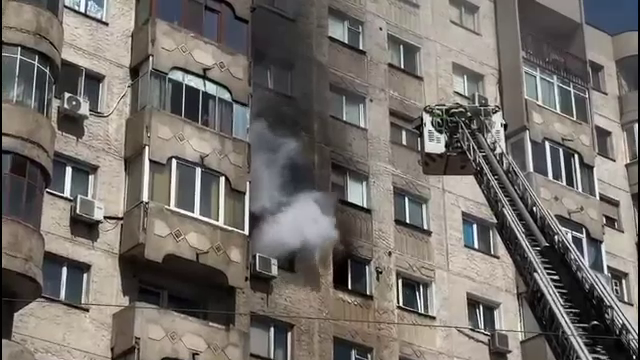 O femeie este la ATI, iar un bărbat are multiple arsuri, după incendiul violent produs în București. Ce spun martorii