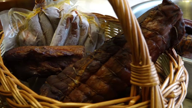 Românii din străinătate se pregătesc pentru Paștele Catolic. Bunătățile pe care le cer celor de acasă