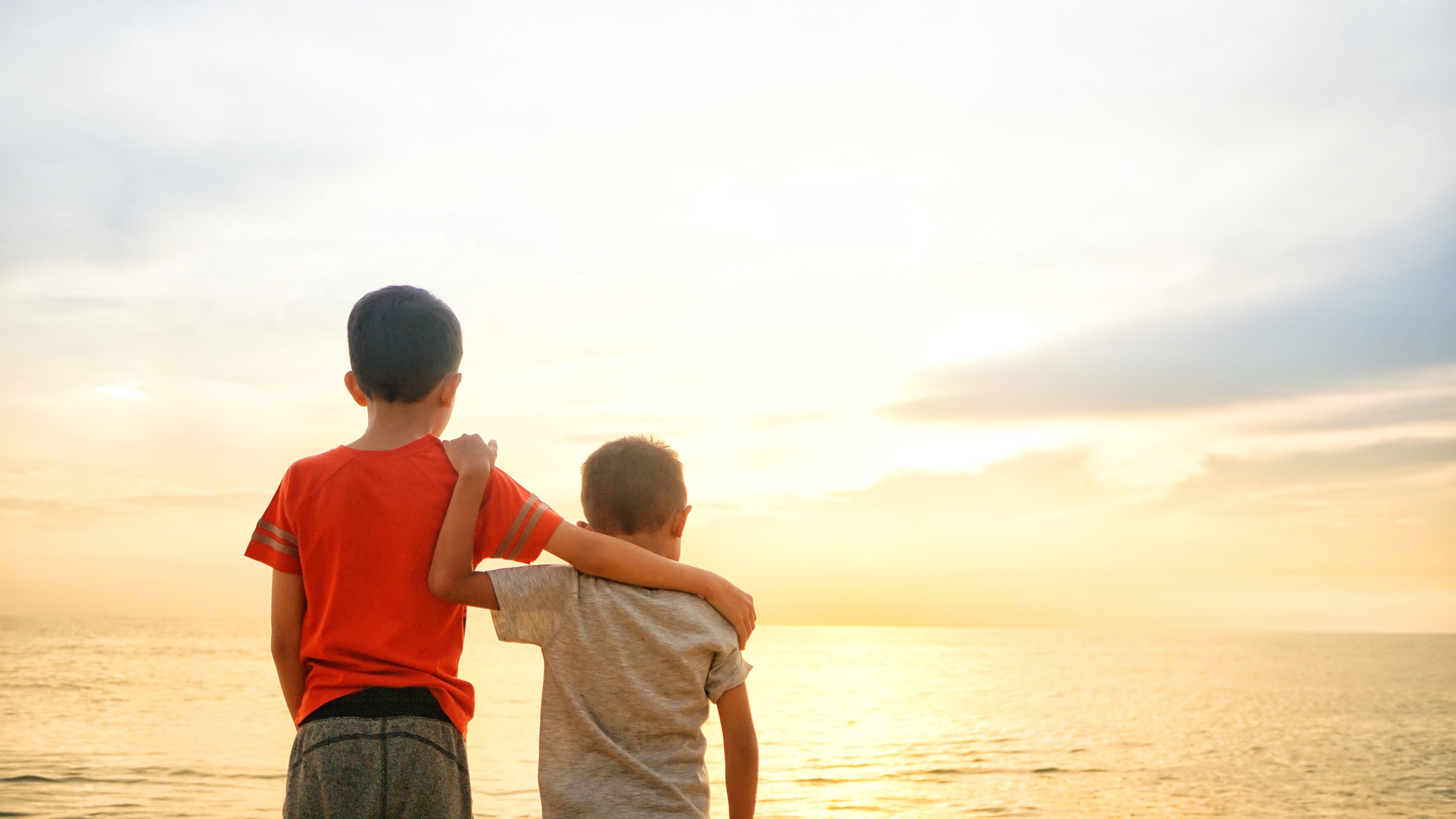 Frații mai mari au tendința de a câștiga mai mulți bani. Cercetătorii au o nouă teorie care explică de ce