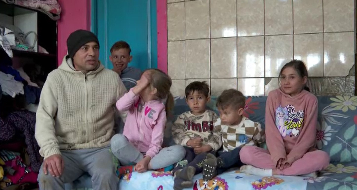 Părăsit de soție, un român de 40 de ani este eroul celor 8 copii ai săi. "Ne ajută la teme, face mâncare, face curat"
