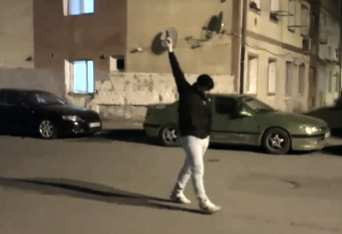 Bărbat care trage cu pistolul în curtea unui bloc din Caraș-Severin, căutat de polițiști. Trei focuri în 11 secunde