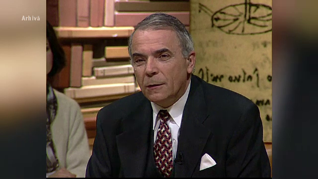 Momente de reculegere pentru Nicolae Manolescu, la Ateneul Român. Sute de oameni au trecut pe la catafalc