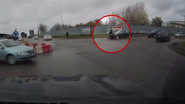 Imagini uluitoare în Constanța. Ce a pățit un tânăr care a trecut strada printr-o intersecție intens circulată