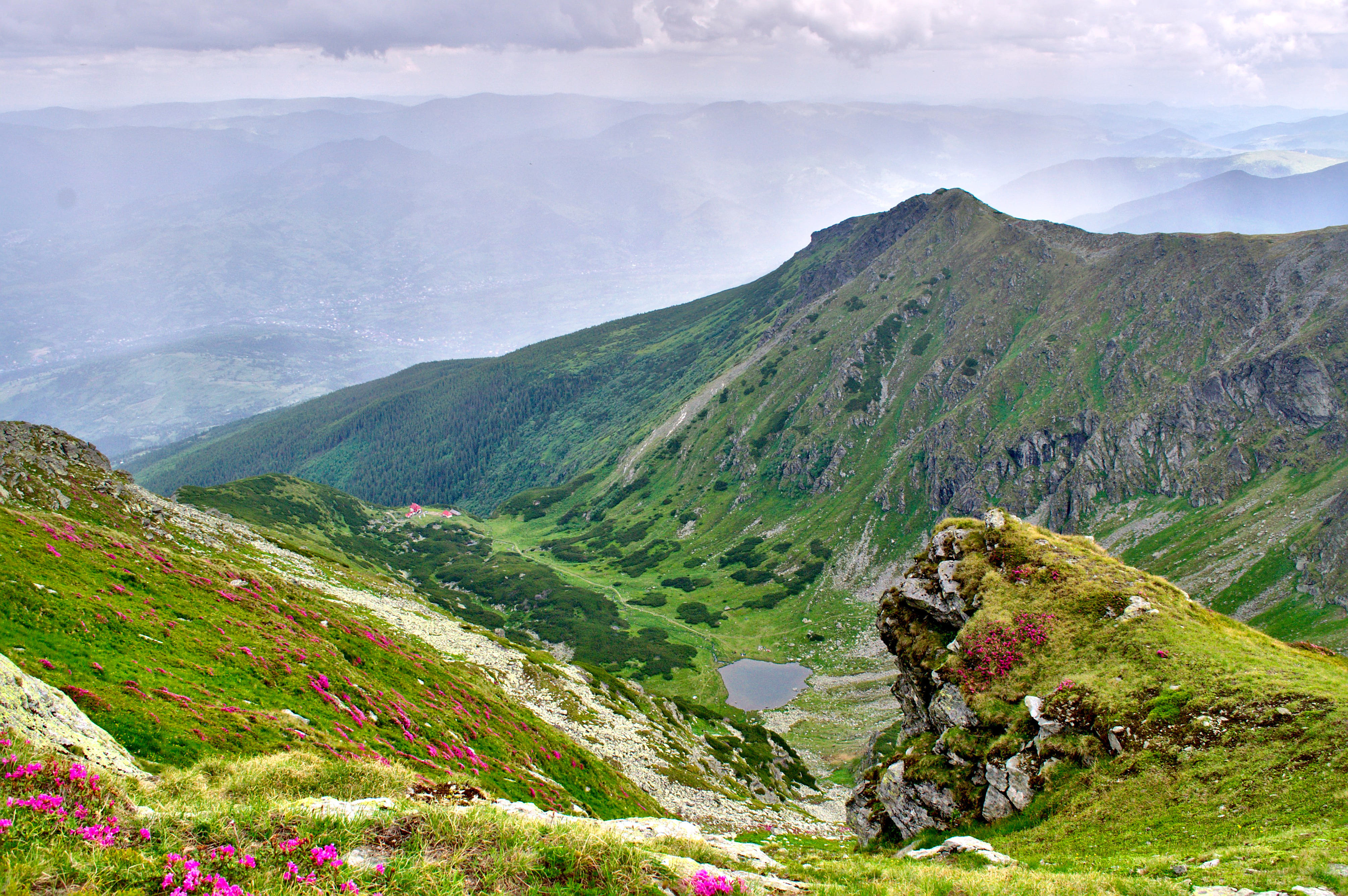 Orașul din România de două ori mai mare decât Bucureștiul. În apropiere este lacul cu forma de harta României