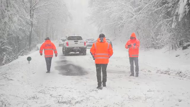 Iarna a revenit în forță și a făcut probleme mari în centrul țării. Drumarii au închis circulația pe anumite porțiuni