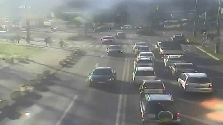 Un copil de trei ani a fost lovit de o mașină, în Timișoara. A ajuns pe șosea în timp ce se juca. Momentul a fost filmat