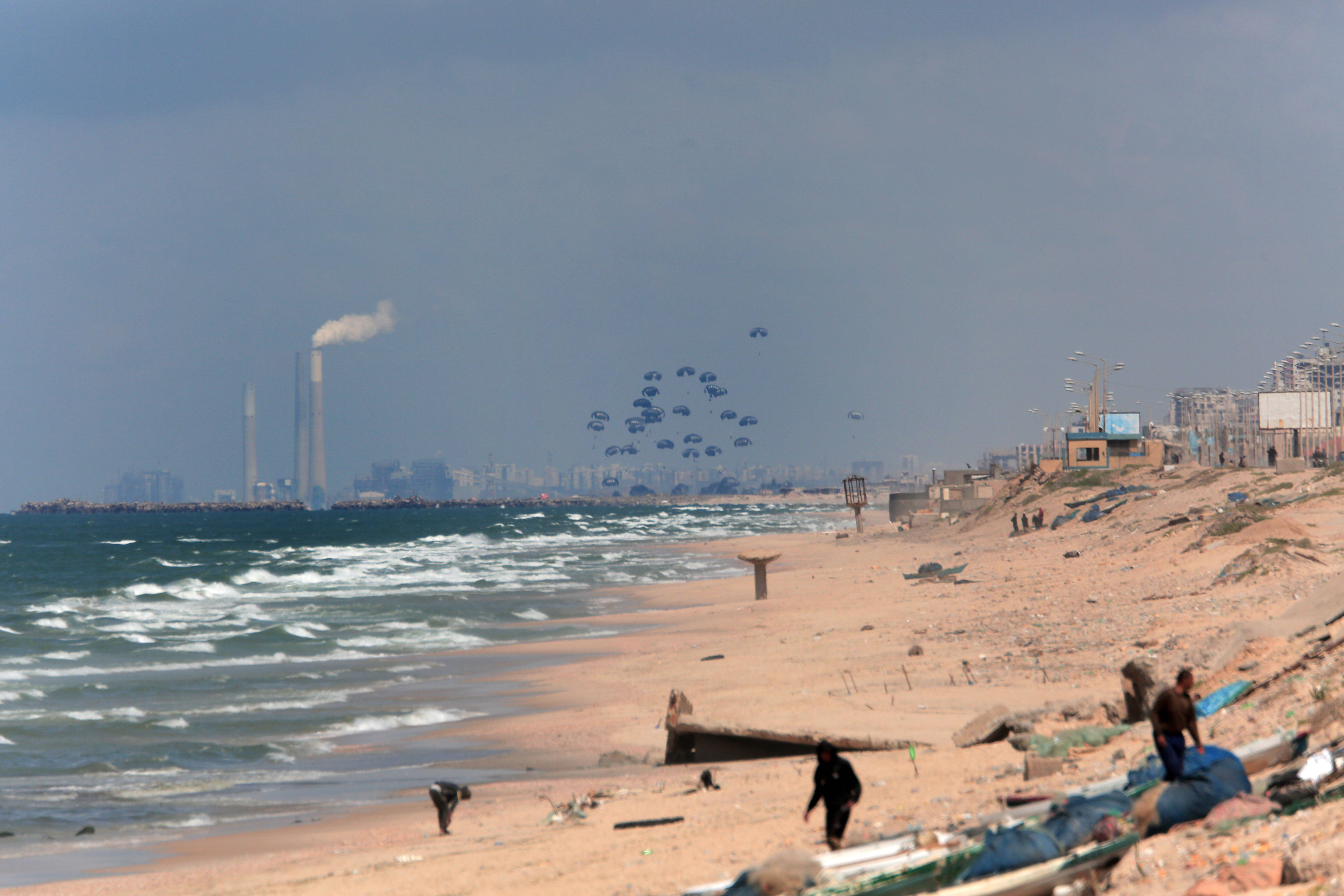 Marea Britanie a parașutat tone de ajutoare în Fâșia Gaza: „Vrem să mergem mai departe pentru a reduce suferinţa umană”