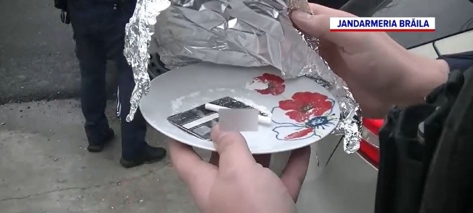 Un bărbat a fost prins când transporta droguri „la pachet”. Avea o farfurie acoperită cu folie de aluminiu