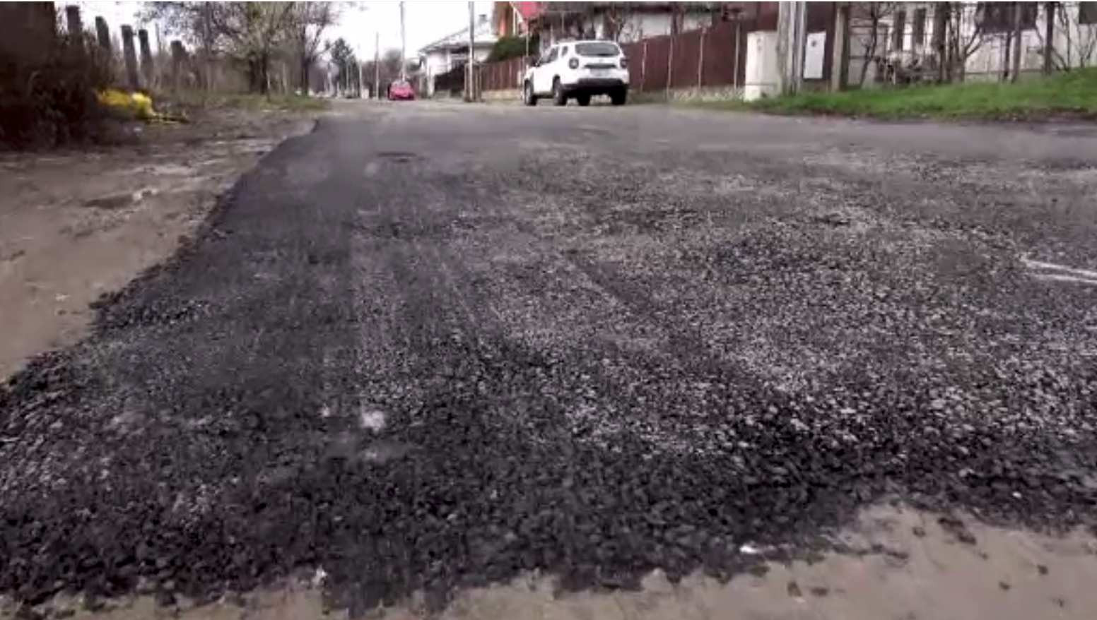 Situație absurdă în Bacău. Un angajat de la drumuri a asfaltat o groapă cu materialul de prisos și riscă închisoarea