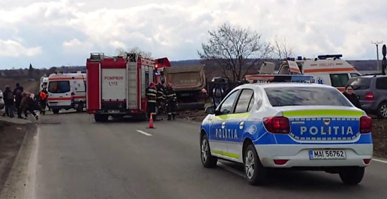 Accident cumplit în Pașcani. Două persoane au murit, după ce mașina în care se aflau s-a izbit de un camion