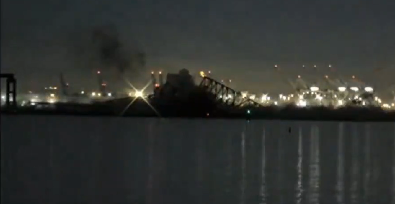 Salvatorii caută 20 de persoane, după prăbuşirea podului de la Baltimore. Condițiile de îngheț, motiv de îngrijorare