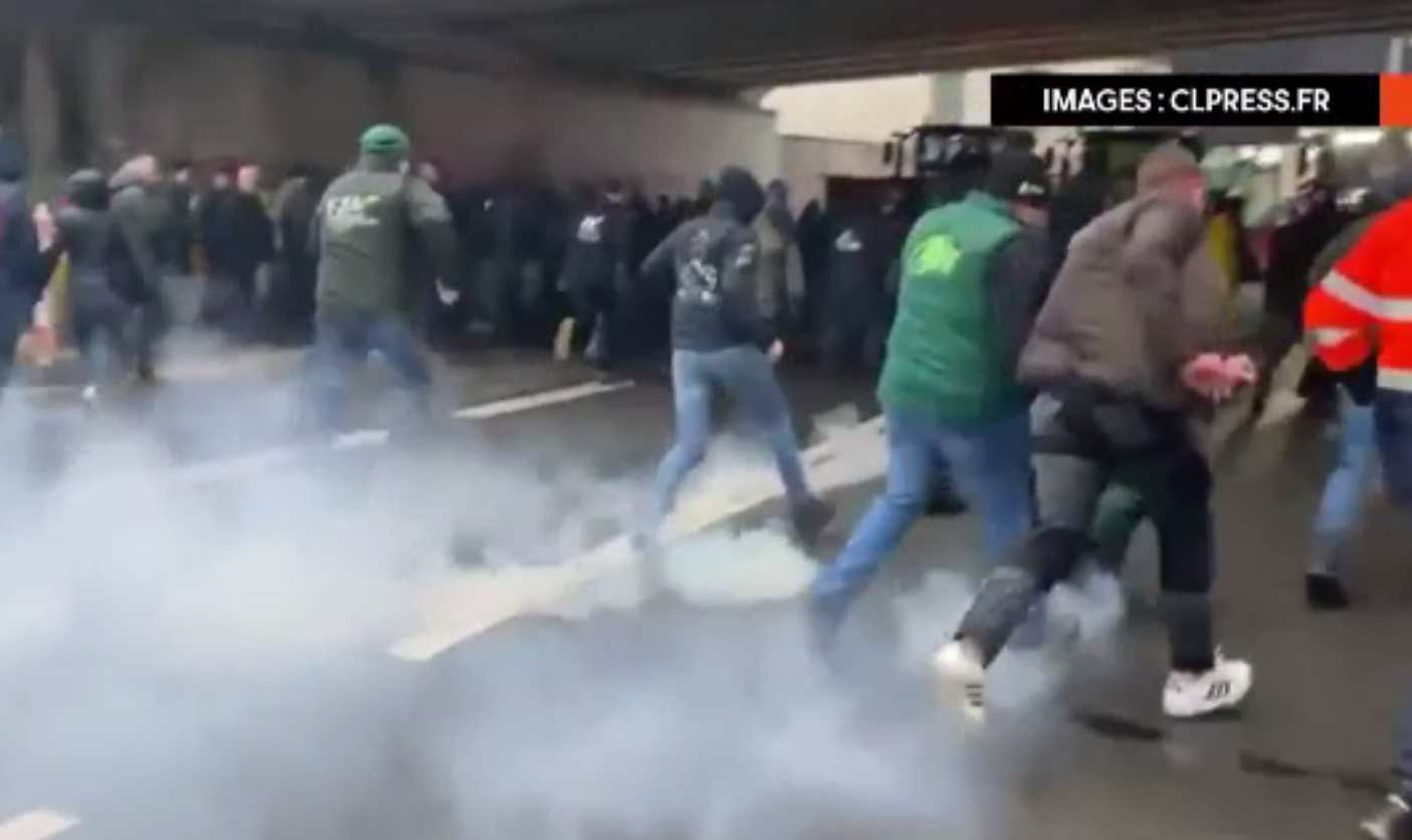 Fermierii belgieni și-au adus iar tractoarele în fața Comisiei Europene. Pământ, ridichi și paleți folosite drept proiectile