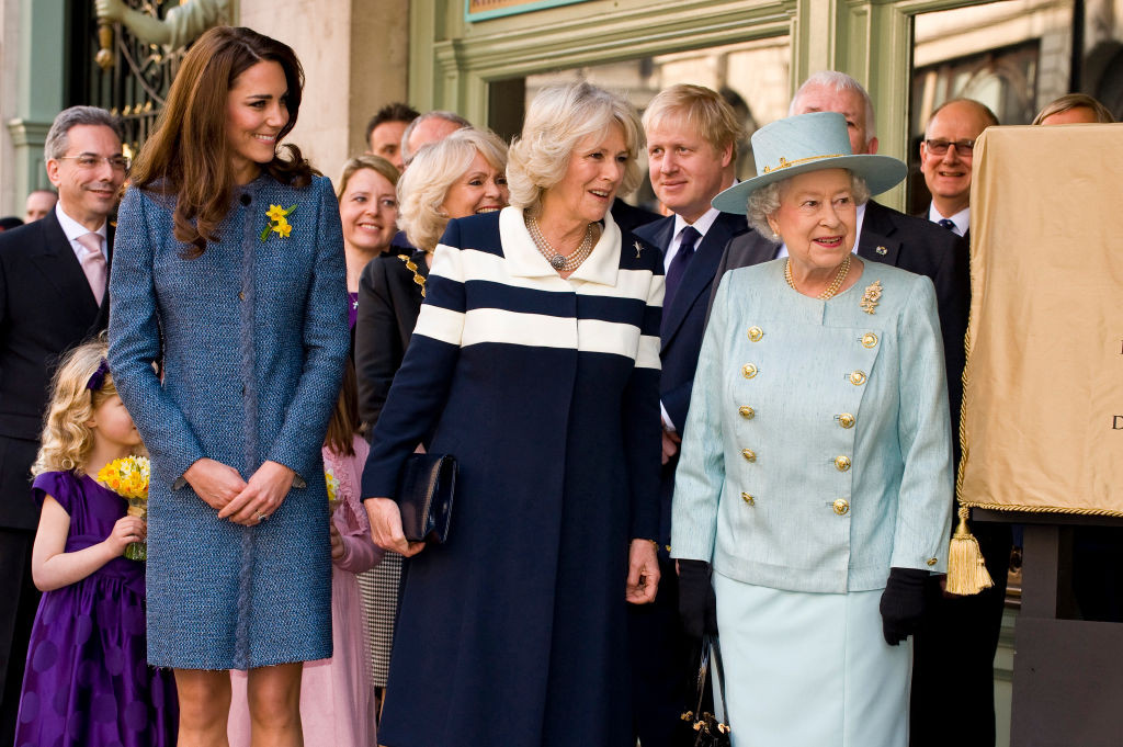 Regina Elisabeta a IIa și Kate Middleton cu narcise