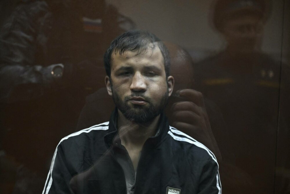 Soldatul care i-a tăiat urechea unui terorist ISIS și l-a obligat să o mănânce a scos cuțitul la licitație. Cât cere pe el