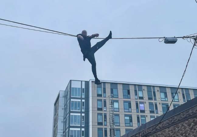 Un individ urmărit de poliție a rămas atârnat pe un cablu de telefonie. Bărbatul a pus ofițerii pe jar