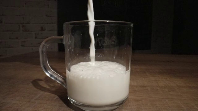 Românii sunt păcăliți să cumpere lactate falsificate. Ce au descoperit experții în urma unor teste făcute în laborator