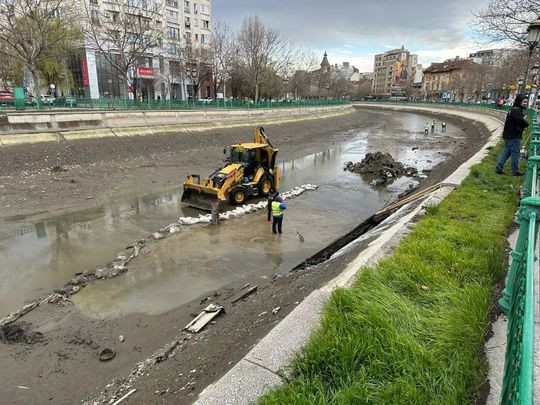 Ce s-a descoperit pe fundul Dâmboviței după ce un tronson al râului a fost golit, în zona Operetă, din cauza unui vortex