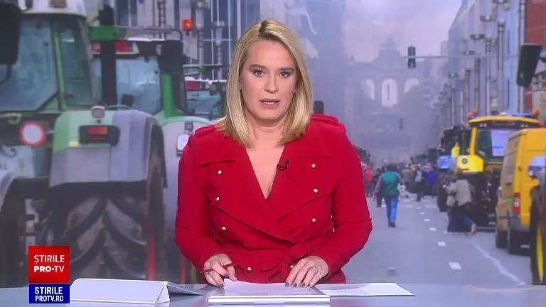 Aproximativ 250 de tractoare, adunate în fața Consiliului European, în semn de protest. Fermierii au aruncat cu ouă