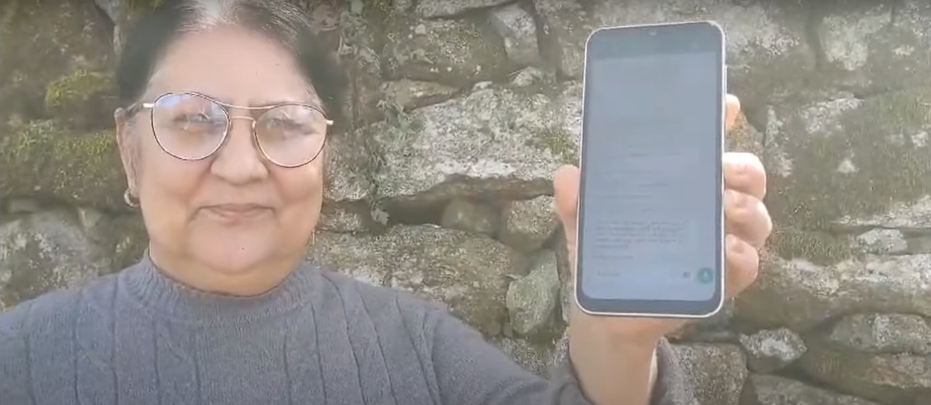 Ce a pățit o româncă după ce i-a trimis 1.300 de euro lui „Brad Pitt”. „A început să îmi dea mesaje pe WhatsApp”