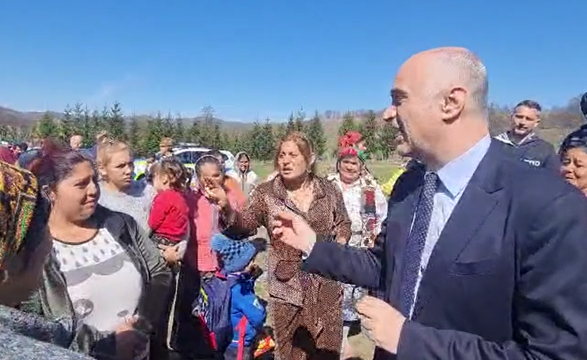 Localnicii dintr-un sat din Argeș au început să își împartă un teren după ce un politician le-a spus că se dă pământ gratuit