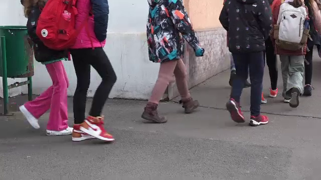 Un băiat de clasa I din Mureș își terorizează colegii. Copiii ajung acasă cu urme de lovituri pe corp. „Sunt foarte speriați”