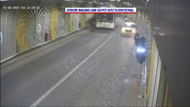 Momentul în care un motociclist intră cu viteză în peretele Pasajului Unirii din București, într-o depășire. VIDEO