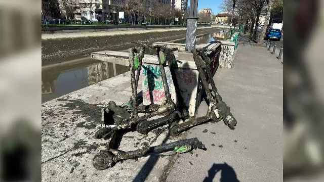 Trotinete și cauciucuri, descoperite în albia Dâmboviței după ce a fost secată parțial din cauza infiltrațiilor de apă