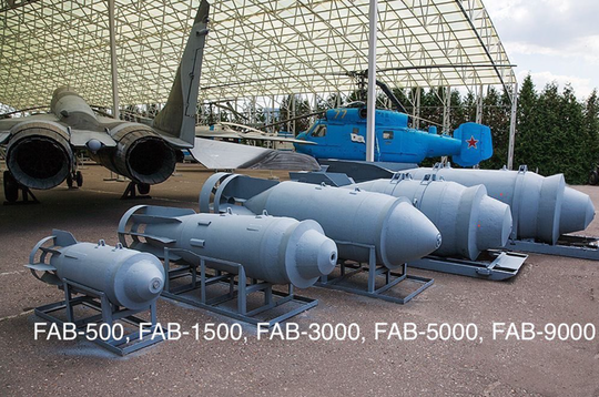 Rușii au trecut la ”producţia în masă” a unor bombe planante de trei tone, FAB-3000