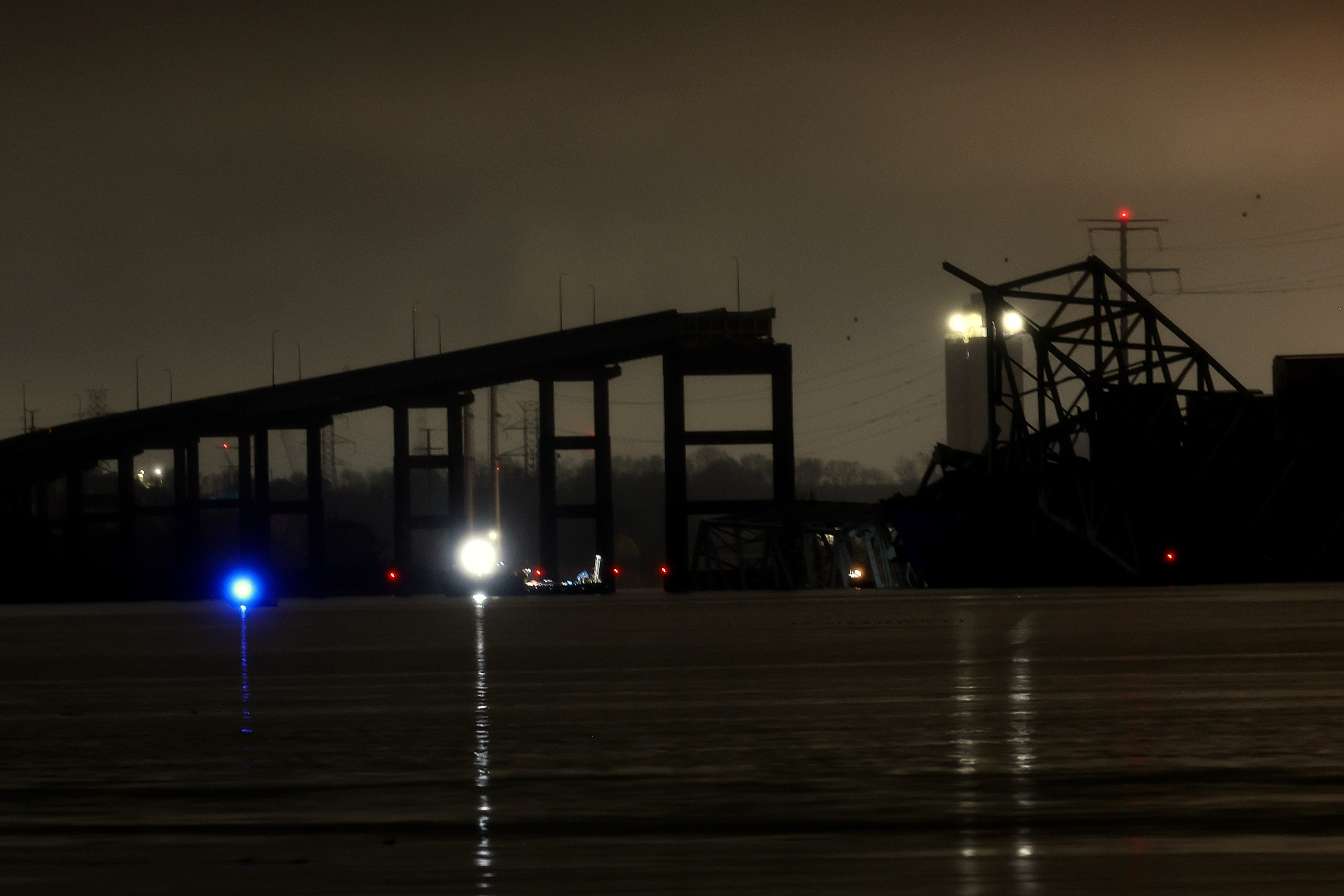 Două cadavre au fost găsite după prăbușirea podului din Baltimore. Ce s-a aflat despre firma care deținea nava