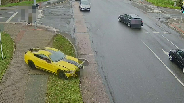 Ce a făcut un bărbat după ce a primit cadou de ziua lui o plimbare cu mașina. Totul a fost filmat | VIDEO