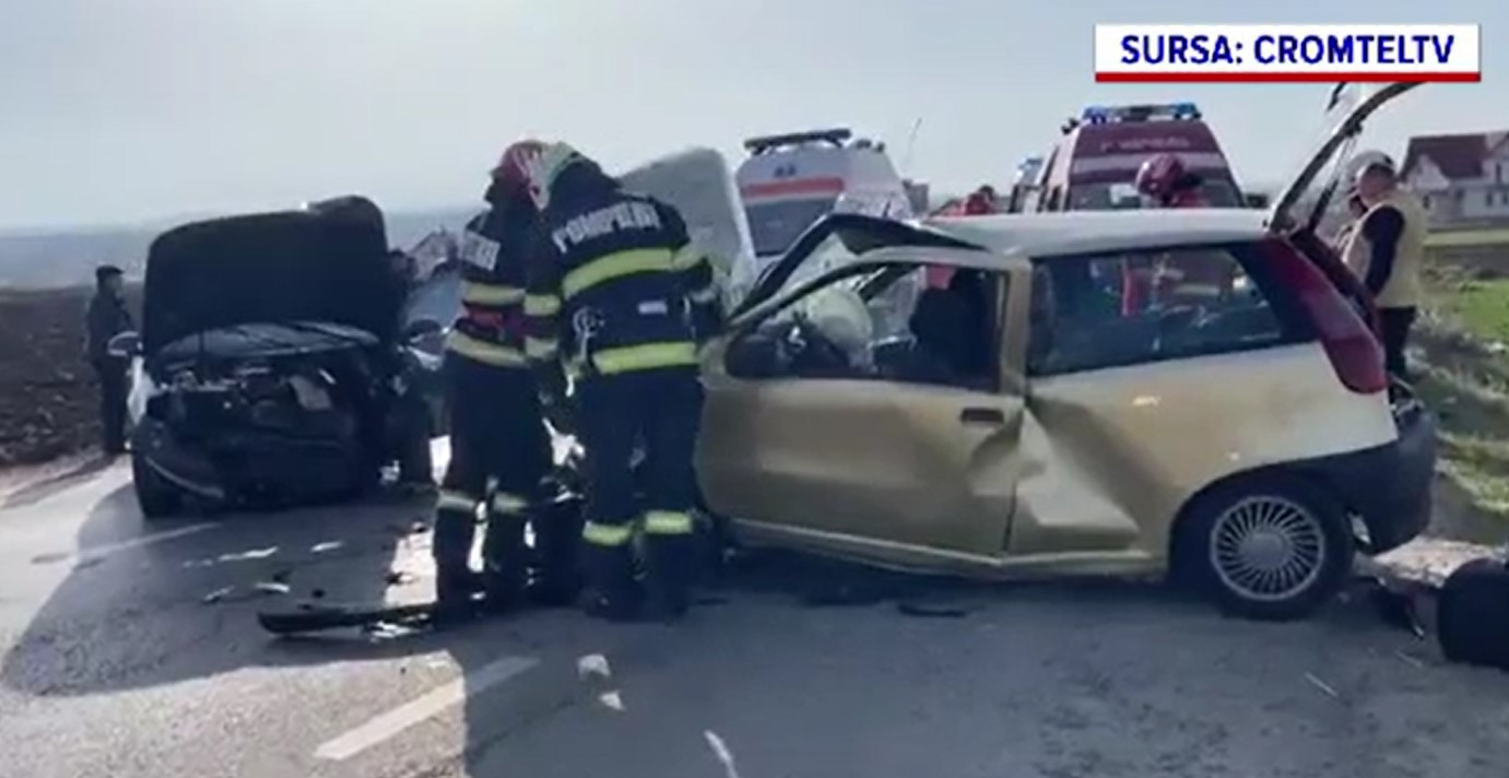 Accident violent între două mașini în județul Suceava. Patru ambulanțe au fost trimise la fața locului
