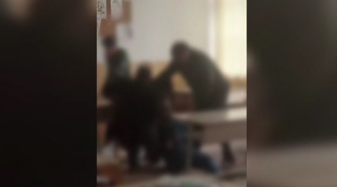 Încăierare între doi profesori și elevi de clasa a VII-a, la o școală din județul Bacău. Reacție neașteptată a directoarei