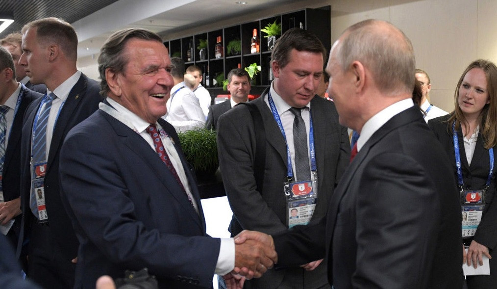 Pace pe prietenie. Schroder spune că relația bună pe care o are cu Putin ar putea ajuta la încheierea războiului din Ucraina