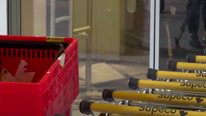 O porţiune din tavanul unui supermarket din Bucureşti s-a prăbuşit peste o femeie. Victima, transportată la spital