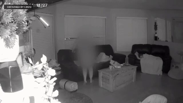 Reacția unei femei când i-a trecut un glonț pe la ureche, în timp ce stătea pe canapea. VIDEO