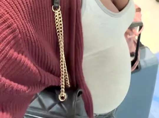 O femeie balonată puternic se dă gravidă, iar oamenii îi cedează locul în autobuz. Se întâmplă de la alimente banale