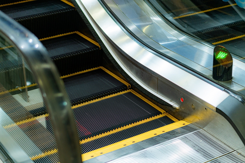 Un bărbat a murit după ce sacoul lui a rămas prins în scara rulantă dintr-o gară. Poliția analizează camerele de supraveghere