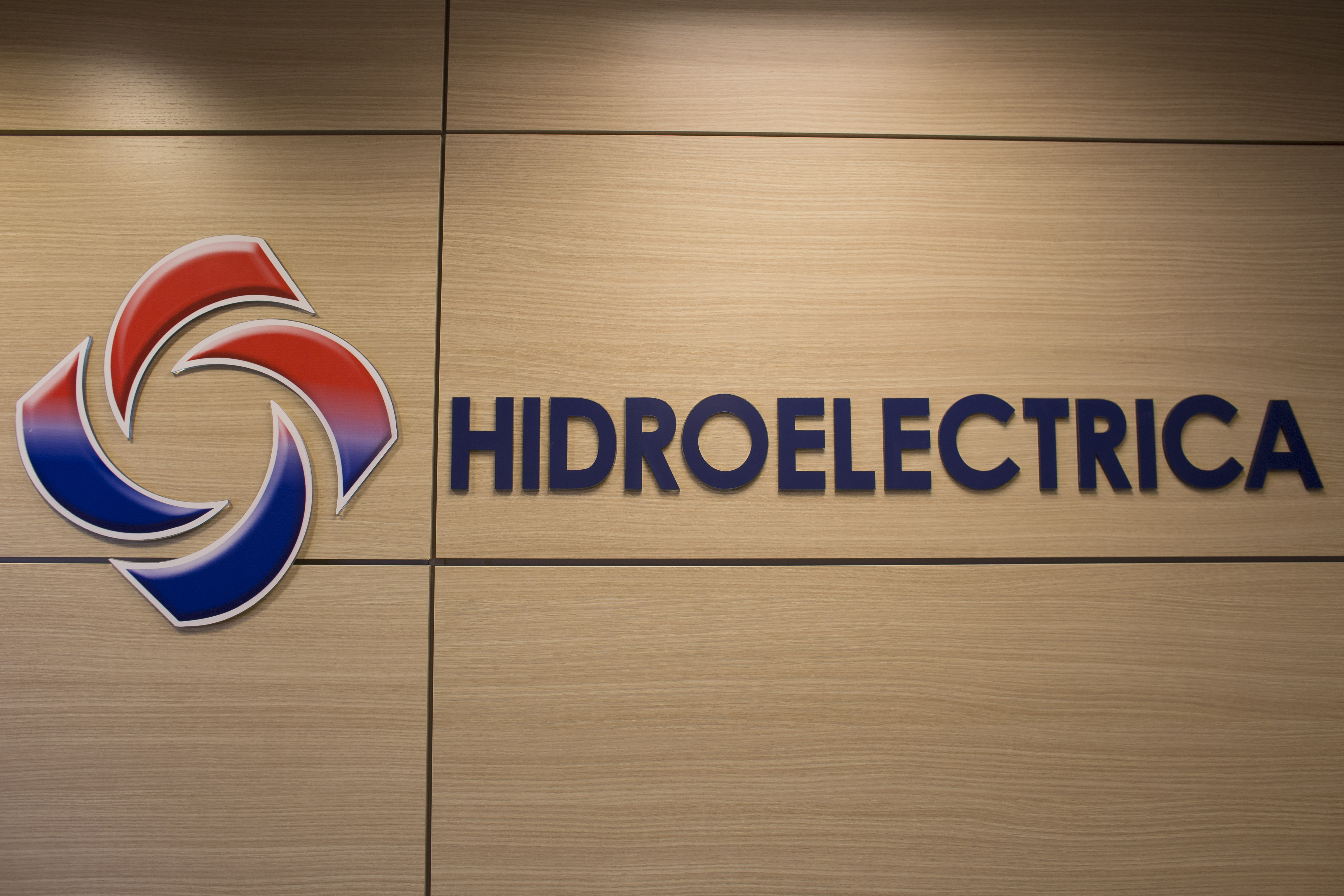 Hidroelectrica anunţă că modernizează sistemele informatice. Până când va fi suspendată temporar plata cu cardul