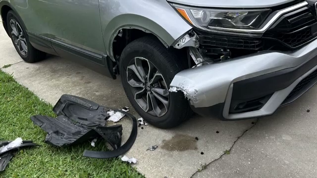 O femeie care și-a găsit mașina avariată s-a uitat pe camerele de supraveghere și a avut un șoc. Cine erau făptașii