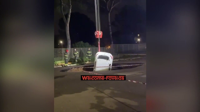Momentul în care o groapă uriaşă înghite două maşini parcate pe o stradă din Roma