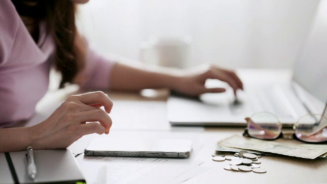 Guvernul crede că la stat nu sunt destui șefi și angajează. Bonusuri pentru angajații de la companiile de stat în pierdere