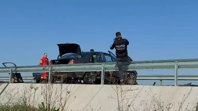 O porţiune din tavanul unui supermarket din Bucureşti s-a prăbuşit peste o femeie. Victima, transportată la spital