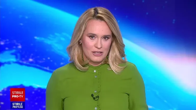 Momentul în care o groapă uriaşă înghite două maşini parcate pe o stradă din Roma