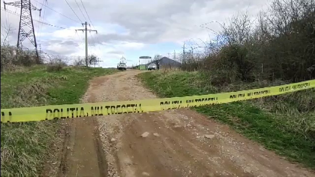 O persoană a fost găsită moartă pe un câmp din apropierea bretelei de ieşire de pe autostrada A1. A fost deschisă o anchetă